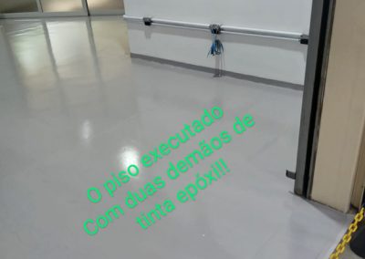 Pintura de piso com duas demãos de tinta epóxi
